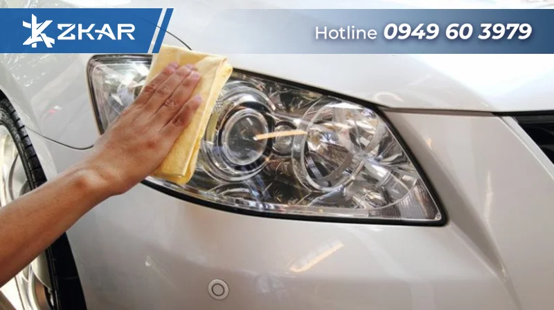 Xử lý chụp đèn ô tô bị trầy xước