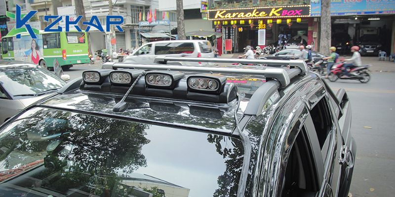 Lắp đèn trợ sáng trên nóc giúp tăng khả năng nhìn xa cho các bác tài